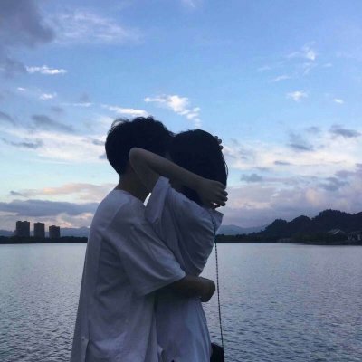互相拥抱的情侣头像一男一女(优选18张)