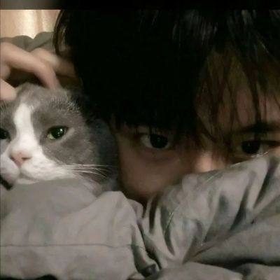 抱小动物的男生头像(精选16张)