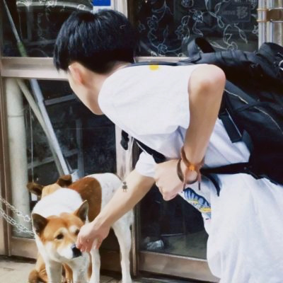 抱小动物的男生头像(精选16张)