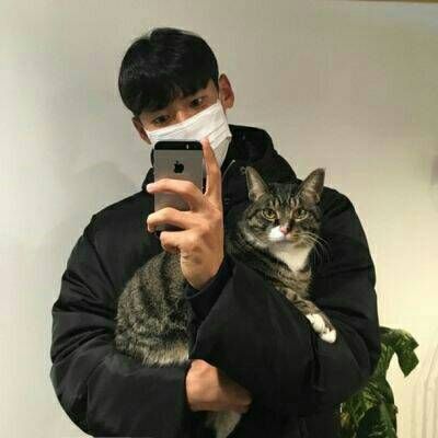 抱小动物的男生头像(精选16张)