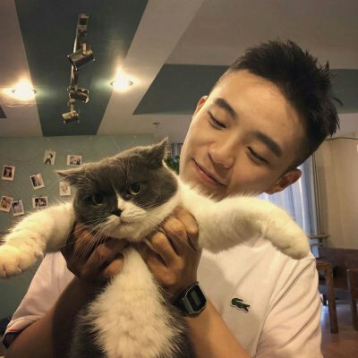 抱小动物的男生头像(精选16张)