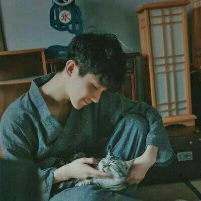 抱小动物的男生头像(精选16张)