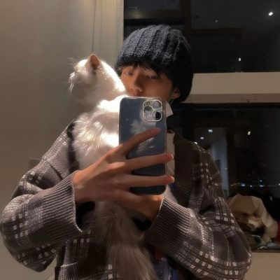 抱小动物的男生头像(精选16张)