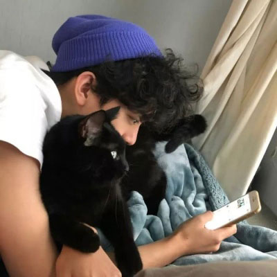 帅气男生抱可爱小动物头像精选图片(精选36张)