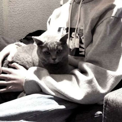 帅气男生抱可爱小动物头像精选图片(精选36张)