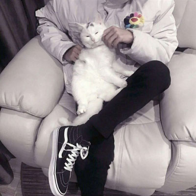 帅气男生抱可爱小动物头像精选图片(精选36张)