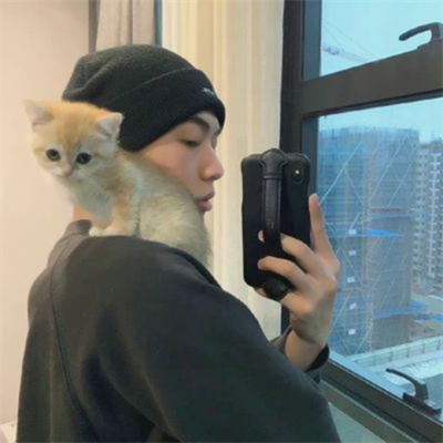 帅气男生抱可爱小动物头像精选图片(精选36张)