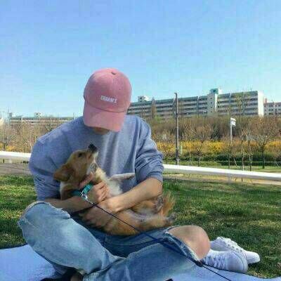 帅气男生抱可爱小动物头像精选图片(精选36张)