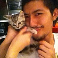 帅气男生抱可爱小动物头像精选图片(精选36张)