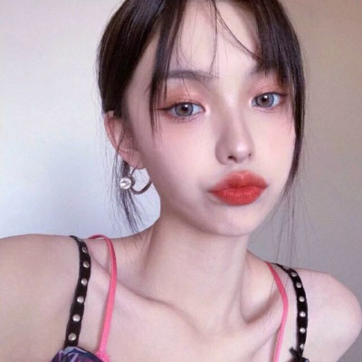 露肩性感锁骨女生头像精选图片(共18张)