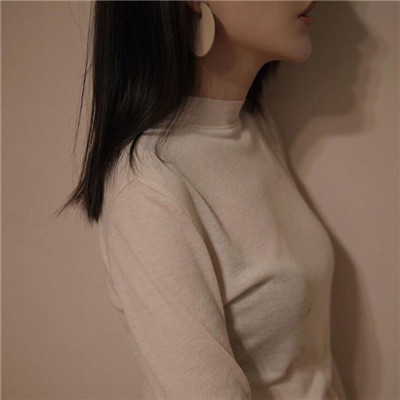 露肩性感锁骨女生头像精选图片(共18张)