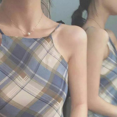 露肩性感锁骨女生头像精选图片(共18张)