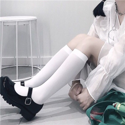 露肩性感锁骨女生头像精选图片(共18张)