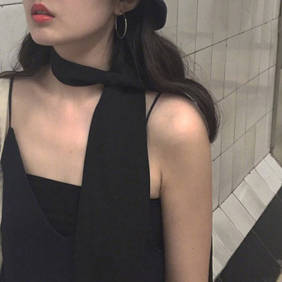 露肩性感锁骨女生头像精选图片(共18张)