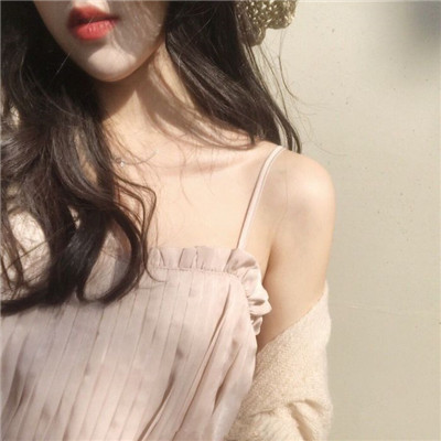 露肩性感锁骨女生头像精选图片(共18张)