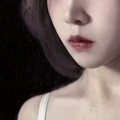 露肩性感锁骨女生头像精选图片(共18张)