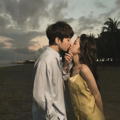 创意情侣头像一左一右图片大全(精选18张)