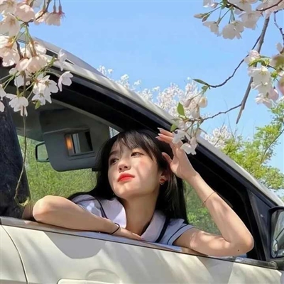 一组惊艳你的氛围感女生头像(20张)