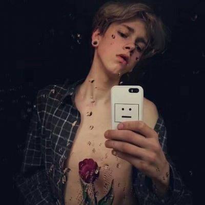 男生用手机自拍的头像(精选38张)