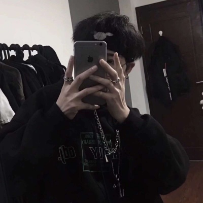 男生用手机自拍的头像(精选38张)