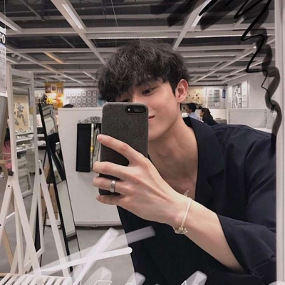 男生用手机自拍的头像(精选38张)