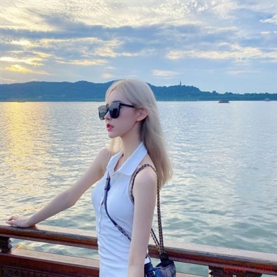 在大海边的美女头像(24张)