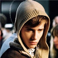 最新帅气霸气的男生陌陌头像图片(28张)