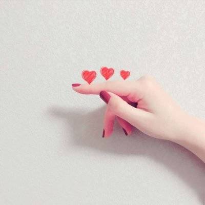 高清好看的头像女生爱心手势图片(共16张)