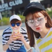 个性情侣搞怪头像一左一右_画风另类的小情侣