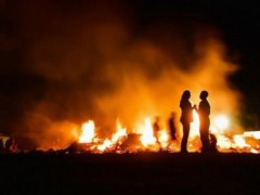 让人怦然心动的qq情侣网名_三人舞 花裤衩