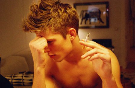 孤独男生抽烟伤感说说