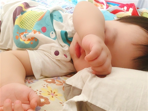 终于把孩子哄睡着了的说说