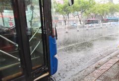 夜深人静听着窗外的雨的说说