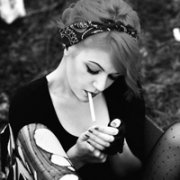 有一个女孩叼着烟的头像(精选22张)