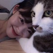 美女抱着宠物的图片头像大全(精选24张)